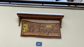A wooden sign with the name 'Le Toroythia' and a small floral decoration. Below the sign, there is a blue house number sign displaying '861'. - Quiet apartment near the center with balcony and garage in Châtel (Châtel)