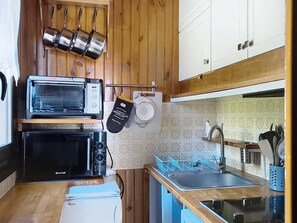 A compact kitchen with a toaster oven, a microwave, and a sink. - Cozy apartment for 5, close to slopes and shops (La Toussuire)
