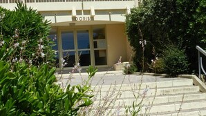 Un bâtiment sur lequel on peut lire l’inscription « Doris » au-dessus de l’entrée.