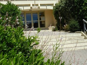 Exterior detail - 2-room apartment with large terrace, near beach, in Bormes-les-Mimosas (Bormes-les-Mimosas)