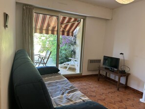 TV - 2-room apartment with large terrace, near beach, in Bormes-les-Mimosas (Bormes-les-Mimosas)
