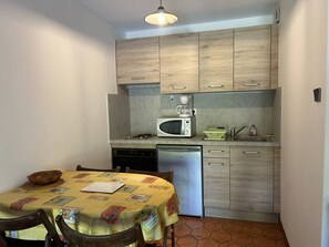 Microwave, oven - 2-room apartment with large terrace, near beach, in Bormes-les-Mimosas (Bormes-les-Mimosas)