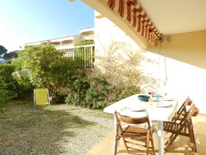 Outdoor dining - 2-room apartment with large terrace, near beach, in Bormes-les-Mimosas (Bormes-les-Mimosas)