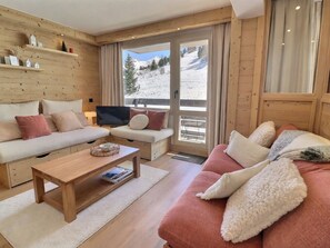 TV - Stunning 4-room apartment, ski-in/ski-out, renovated, 6-7 pers., south (Méribel)