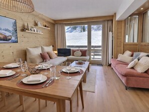 TV - Stunning 4-room apartment, ski-in/ski-out, renovated, 6-7 pers., south (Méribel)