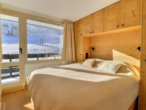 3 bedrooms, WiFi, bed sheets - Stunning 4-room apartment, ski-in/ski-out, renovated, 6-7 pers., south (Méribel)