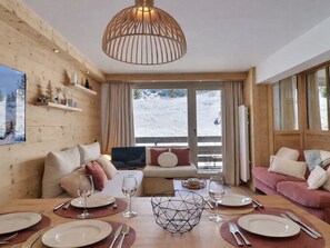 TV - Stunning 4-room apartment, ski-in/ski-out, renovated, 6-7 pers., south (Méribel)