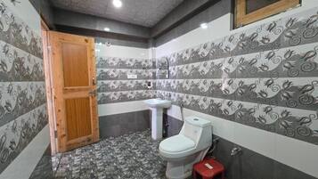 Deluxe dubbelrum - balkong - utsikt mot bergen | Badrum | Gratis toalettartiklar, handdukar, tvål och schampo