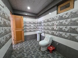 Habitación Deluxe doble, balcón, vistas a la montaña | Baño | Artículos de higiene personal gratuitos, toallas, jabón y champú