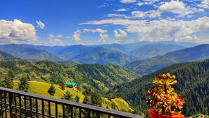 Deluxe Double Room, Balcony, Mountain View | Mountain view - Aakarsh Homestay - Pahadi Food Hub (Fagu)
