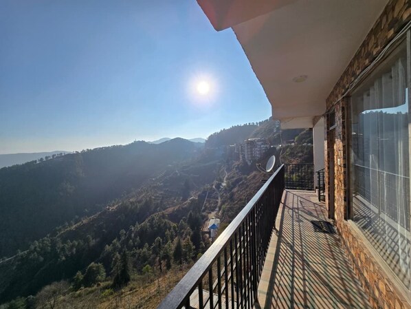 Habitación doble Deluxe, balcón, vista a la montaña | Terraza o patio