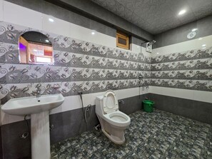 Habitación doble Deluxe, balcón, vista a la montaña | Baño | Amenidades de baño gratuitas, toallas, jabón, shampoo 