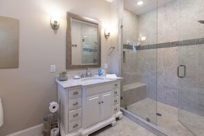 Shower, hair dryer, towels - 25 Wildwood Rd: Pet Friendly Sea Pines Home. 3 Beds. 2 Bathrooms. Sleeps 9. (Hilton Head Island)