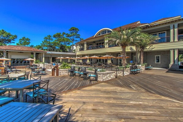 Outdoor dining - 25 Wildwood Rd: Pet Friendly Sea Pines Home. 3 Beds. 2 Bathrooms. Sleeps 9. (Hilton Head Island)