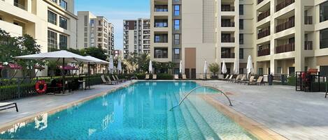 Una piscina al aire libre