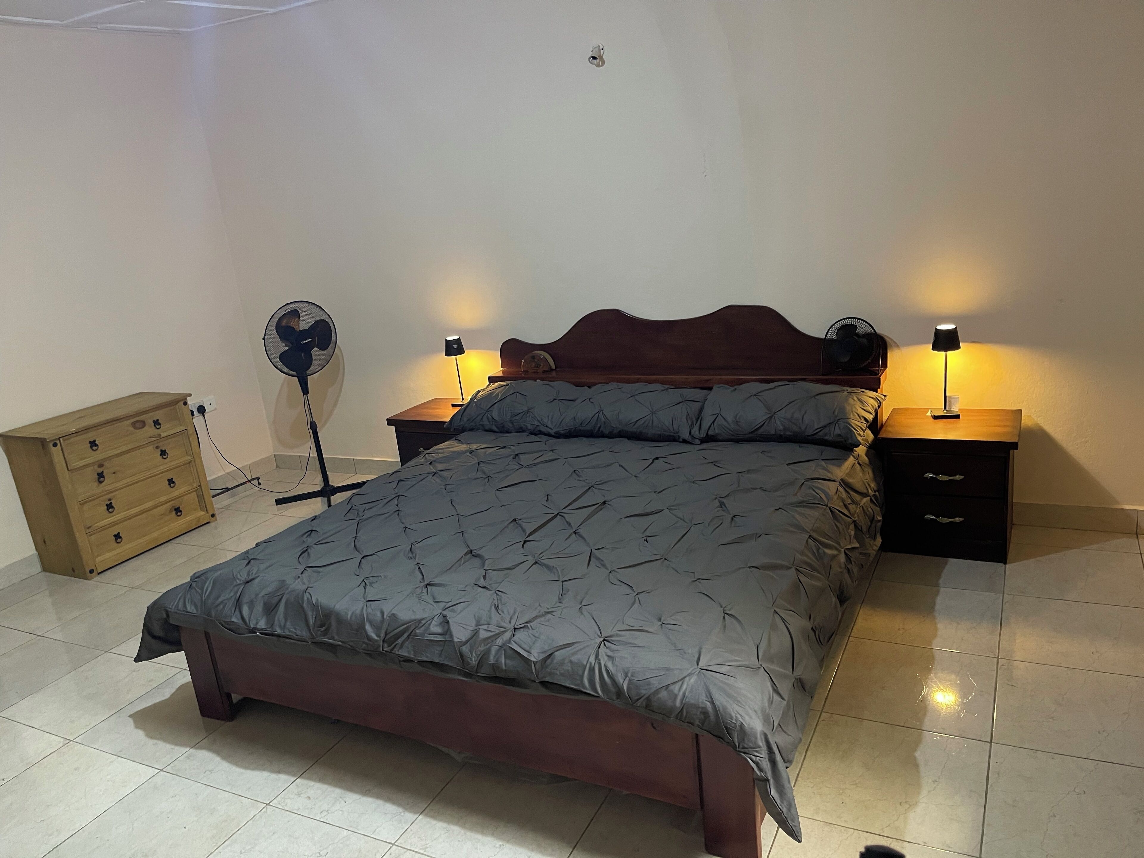 アイロン / アイロン台、WiFi (無料)、ベッドシーツ