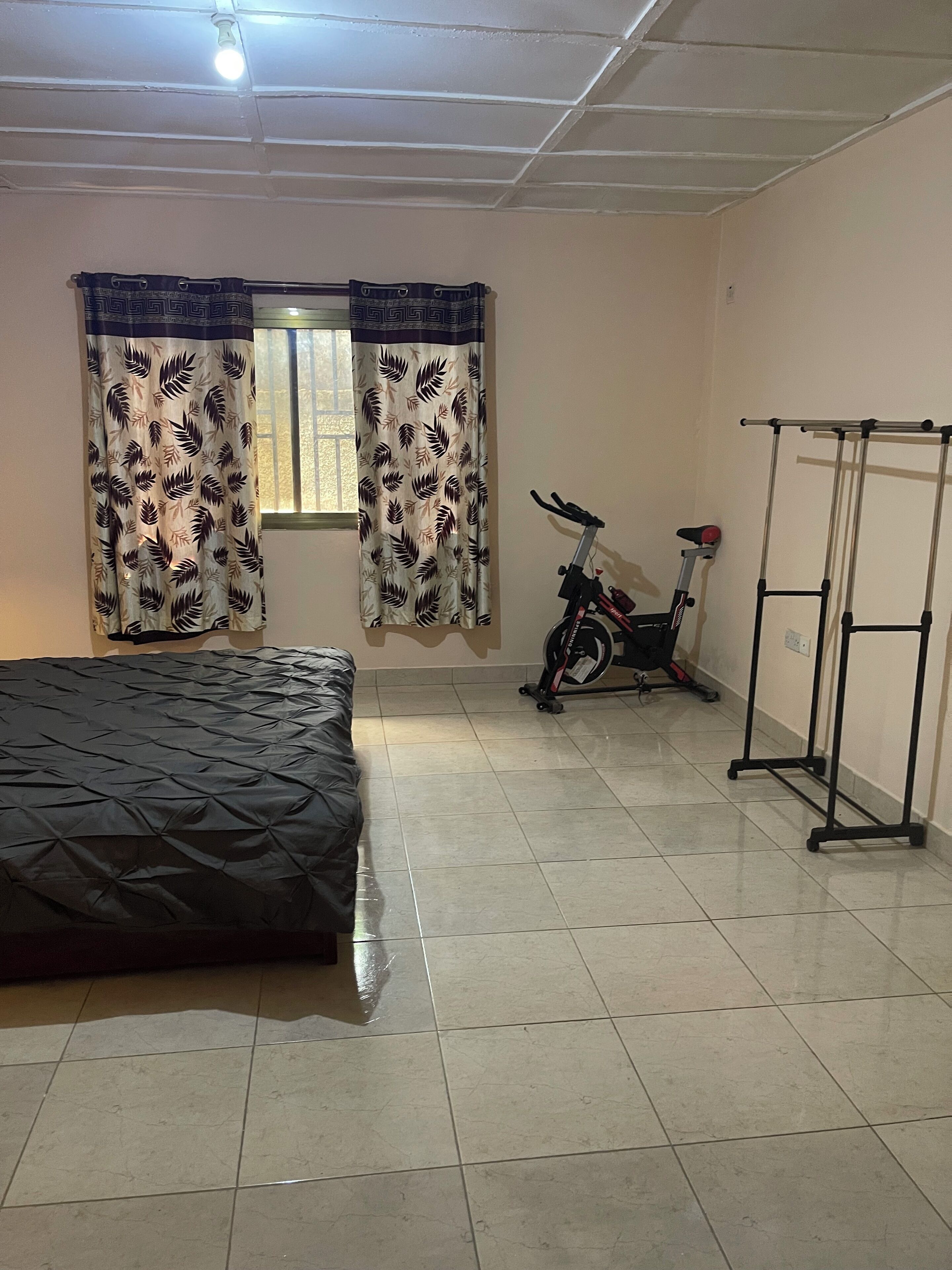 Planxa i posts de planxar, wifi gratuïta i roba de llit 