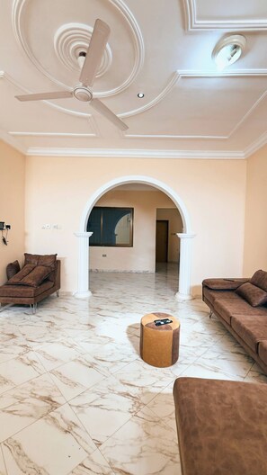 Apartamento, 3 habitaciones, fumadores | Zona de estar | Libros
