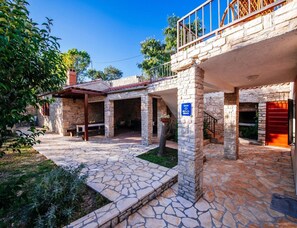House | Garden - Villa Near Zadar and the Wine Region (Benkovac)