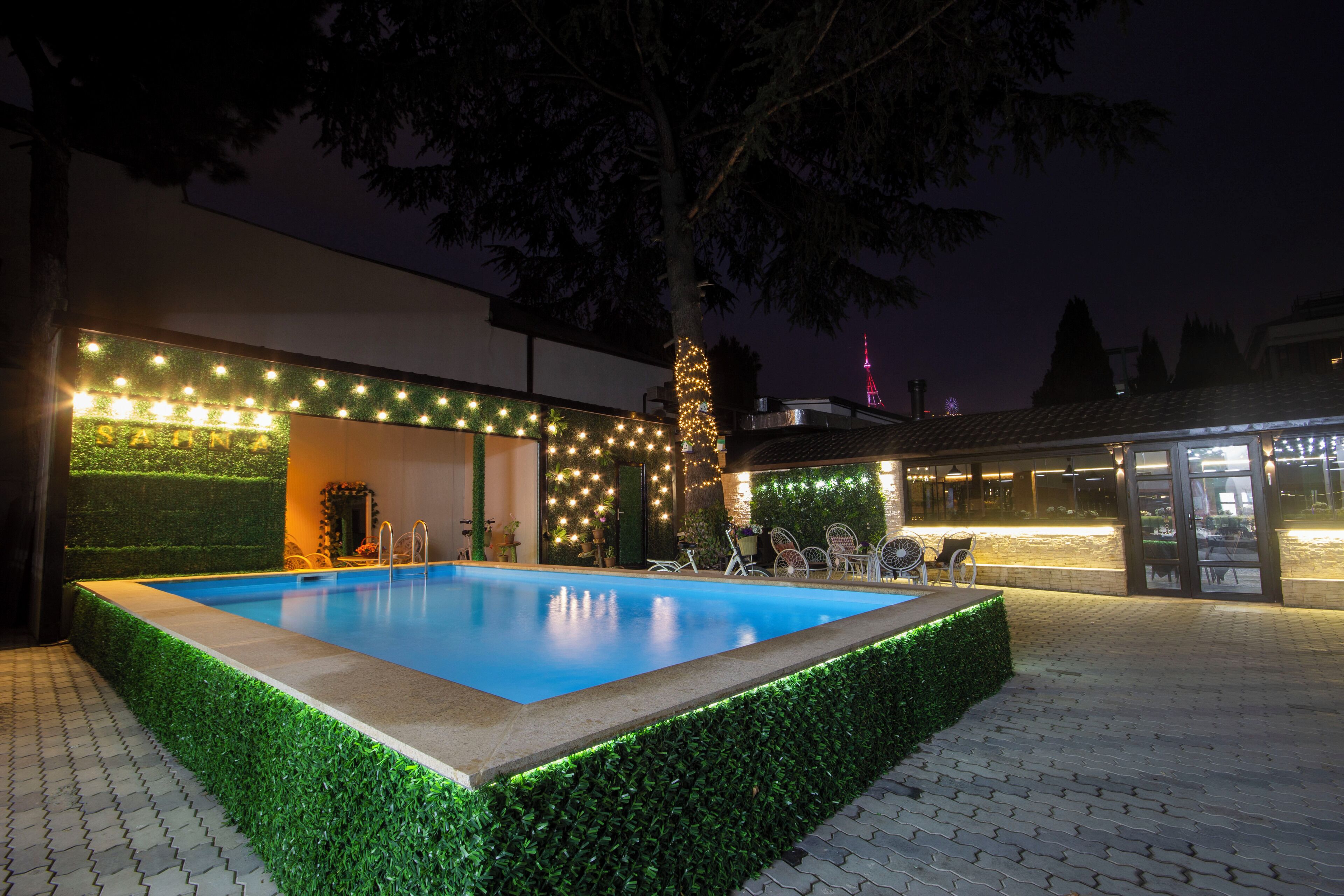 Una piscina al aire libre