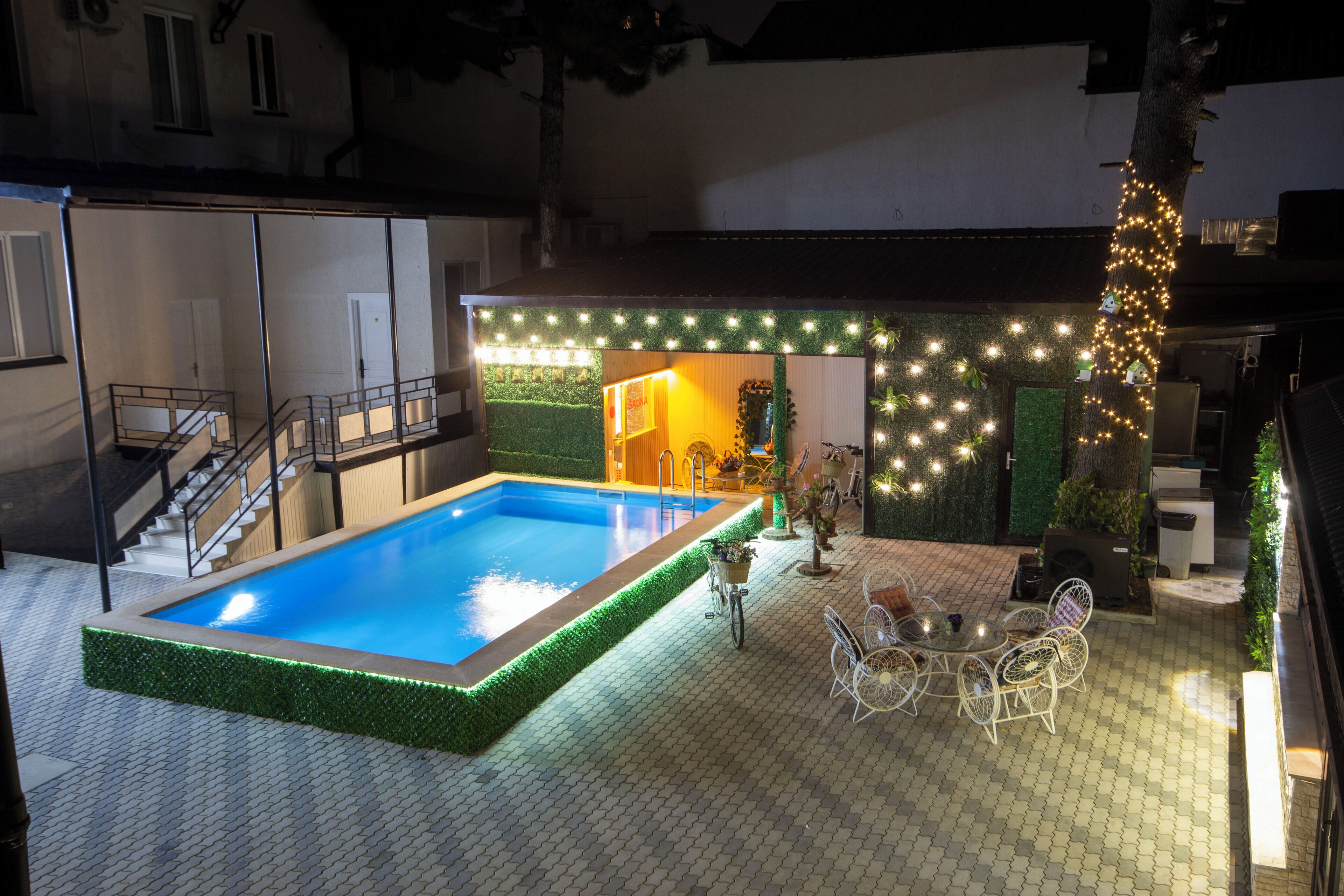 Una piscina al aire libre