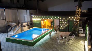 Hồ bơi ngoài trời