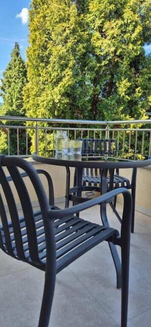 Apartamento Confort, 1 cama de matrimonio, balcón, vistas a la ciudad | Restaurante al aire libre