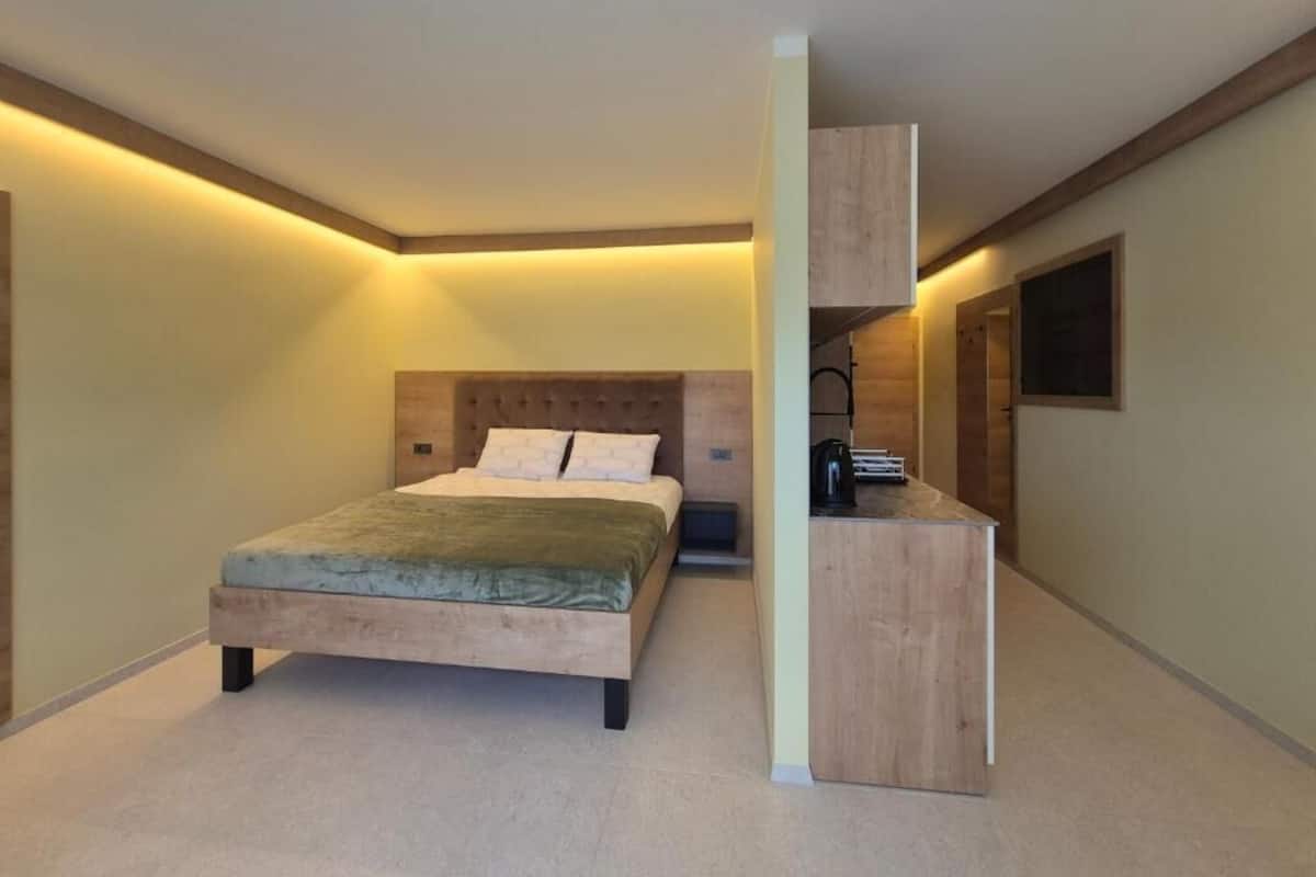 Cortinas blackout, tabla de planchar con plancha y wifi gratis