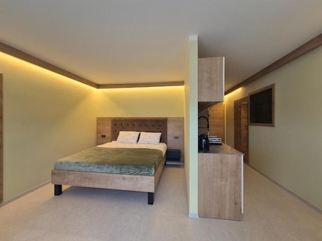 Cortinas blackout, tabla de planchar con plancha y wifi gratis . Mega Apartmaji