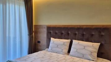 Comfort Apartment, 1 Queen Bed, Balcony, City View | Blackout curtains, iron/ironing board, free WiFi