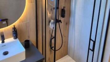 Ducha, secador de pelo, zapatillas y toallas