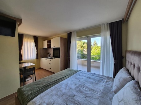 Cortinas blackout, tabla de planchar con plancha y wifi gratis . Mega Apartmaji