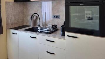 Comfort Apartment, 1 Queen Bed, Balcony, City View | Private kitchen