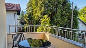 Apartamento Confort, 1 cama de matrimonio, balcón, vistas a la ciudad | Restaurante al aire libre