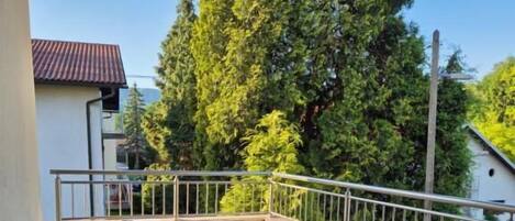 Comfort Apartment, 1 Queen Bed, Balcony, City View | Outdoor dining