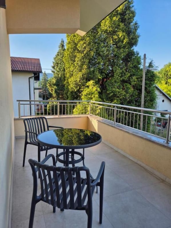 Apartamento Confort, 1 cama de matrimonio, balcón, vistas a la ciudad | Restaurante al aire libre