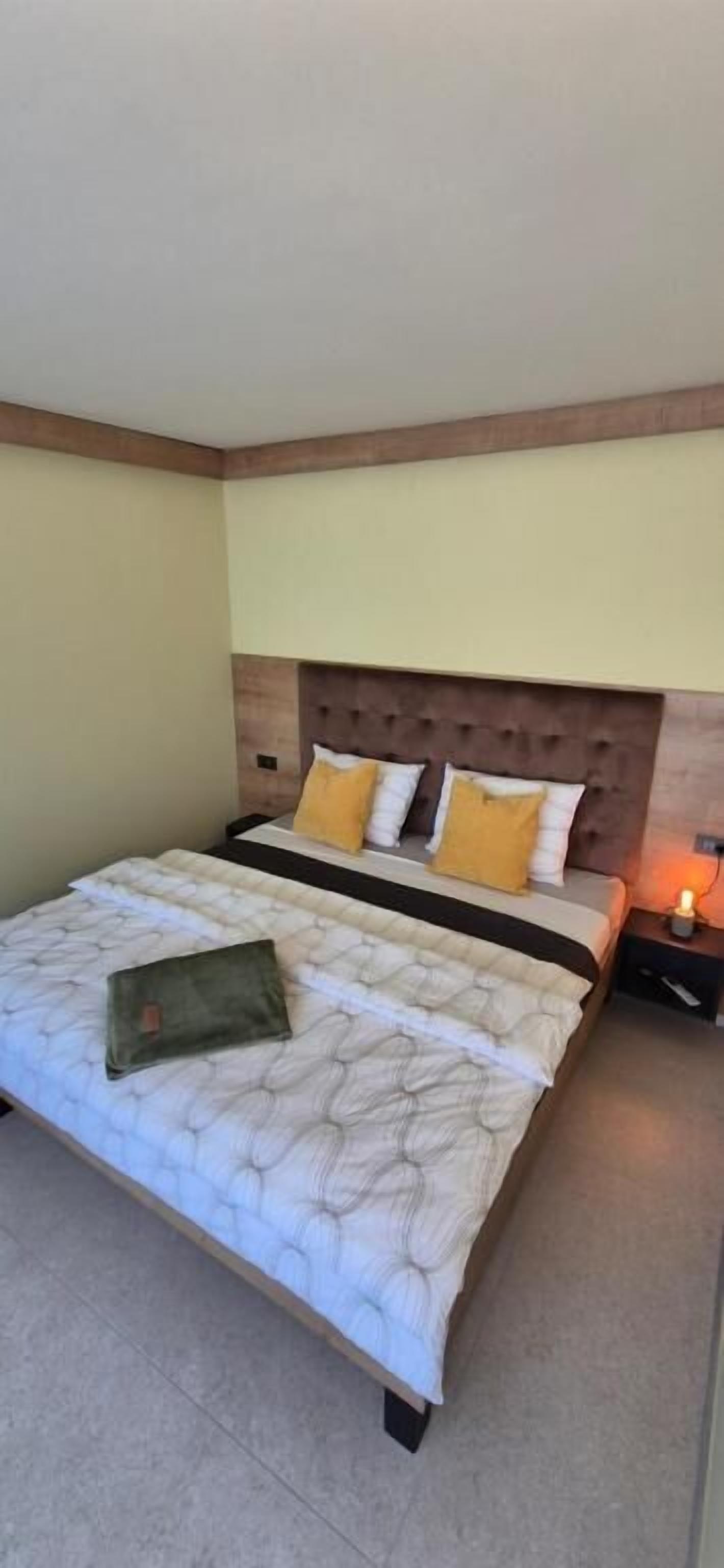 Apartamento Confort, 1 cama de matrimonio con sofá cama, balcón, vistas a la ciudad | Cortinas opacas, tabla de planchar con plancha, wifi gratis