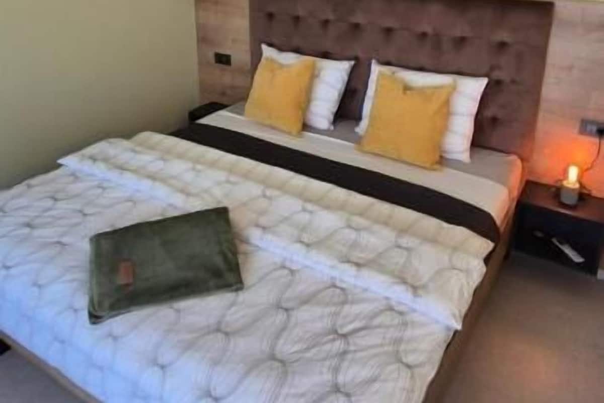 Apartamento Confort, 1 cama de matrimonio con sofá cama, balcón, vistas a la ciudad | Cortinas opacas, tabla de planchar con plancha, wifi gratis