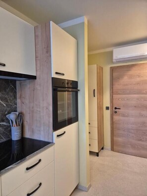 Apartamento conforto, 1 cama Queen e sofá-cama, sacada, vista para a cidade | Cozinha privada