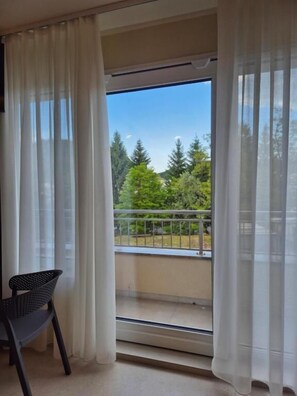 Apartamento conforto, 1 cama Queen e sofá-cama, sacada, vista para a cidade | Parte interna