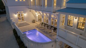 A heated pool - Luxurious 7-Bedroom with Private Pool, Enchanting Courtyard and Game Room (Rosemary Beach)