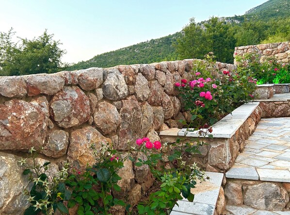 Property grounds - The Stone Cavern • Novaku • Duplex • Greenery View • BBQ Area • Garden (Pogradec)