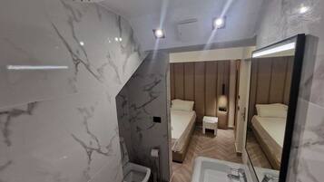 Douche, serviettes fournies, shampoing