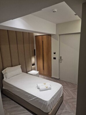 واي فاي مجانًا وملاءات أسرّة