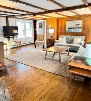 TV - Beautiful antique Greek Revival home located on the Chatham Loop (Chatham)