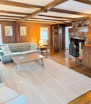 TV - Beautiful antique Greek Revival home located on the Chatham Loop (Chatham)