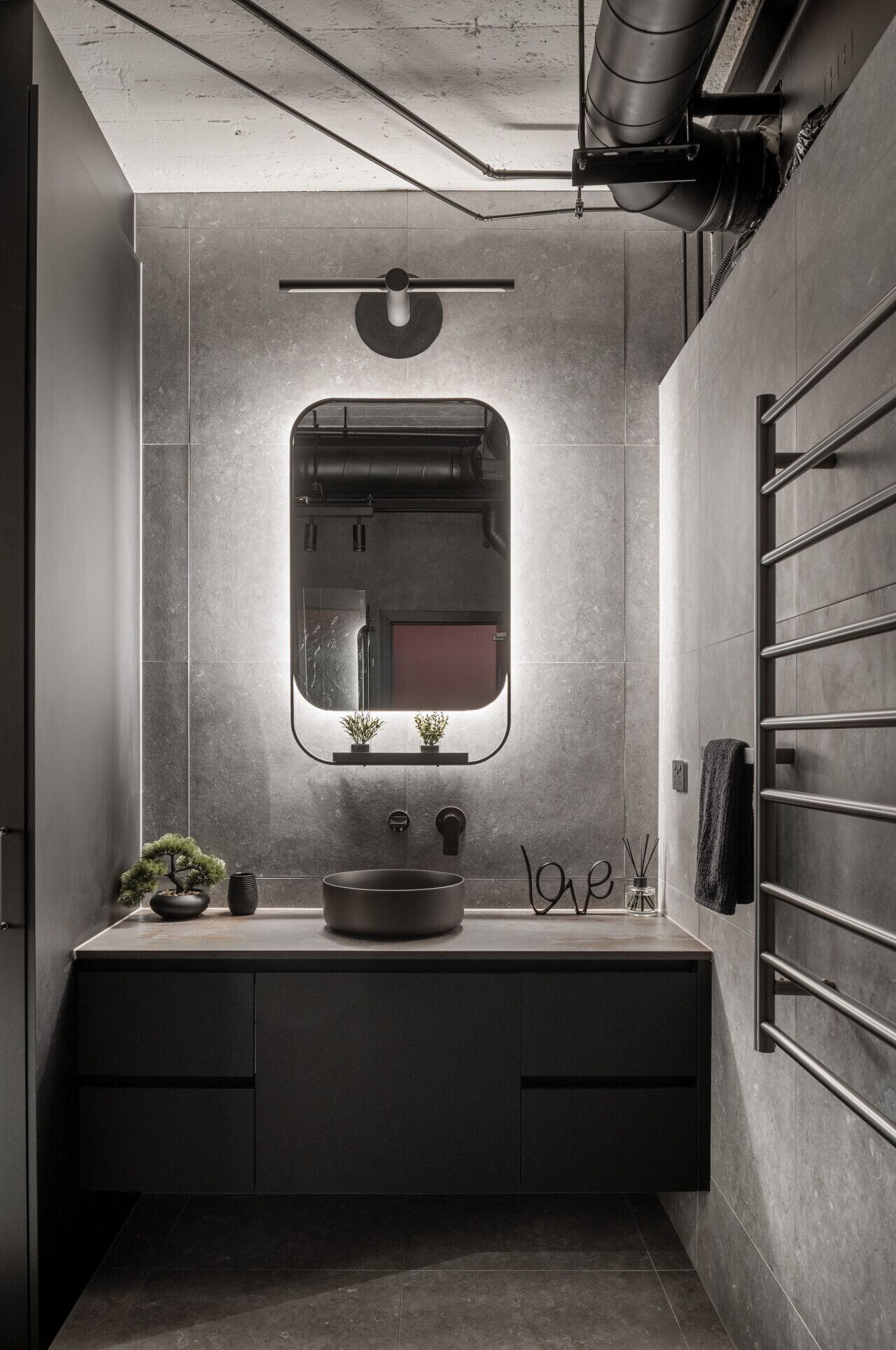 Douche, sèche-cheveux, serviettes fournies, shampoing