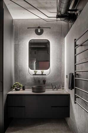 Douche, sèche-cheveux, serviettes fournies, shampoing