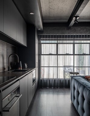 Réfrigérateur, micro-ondes, four, plaque de cuisson