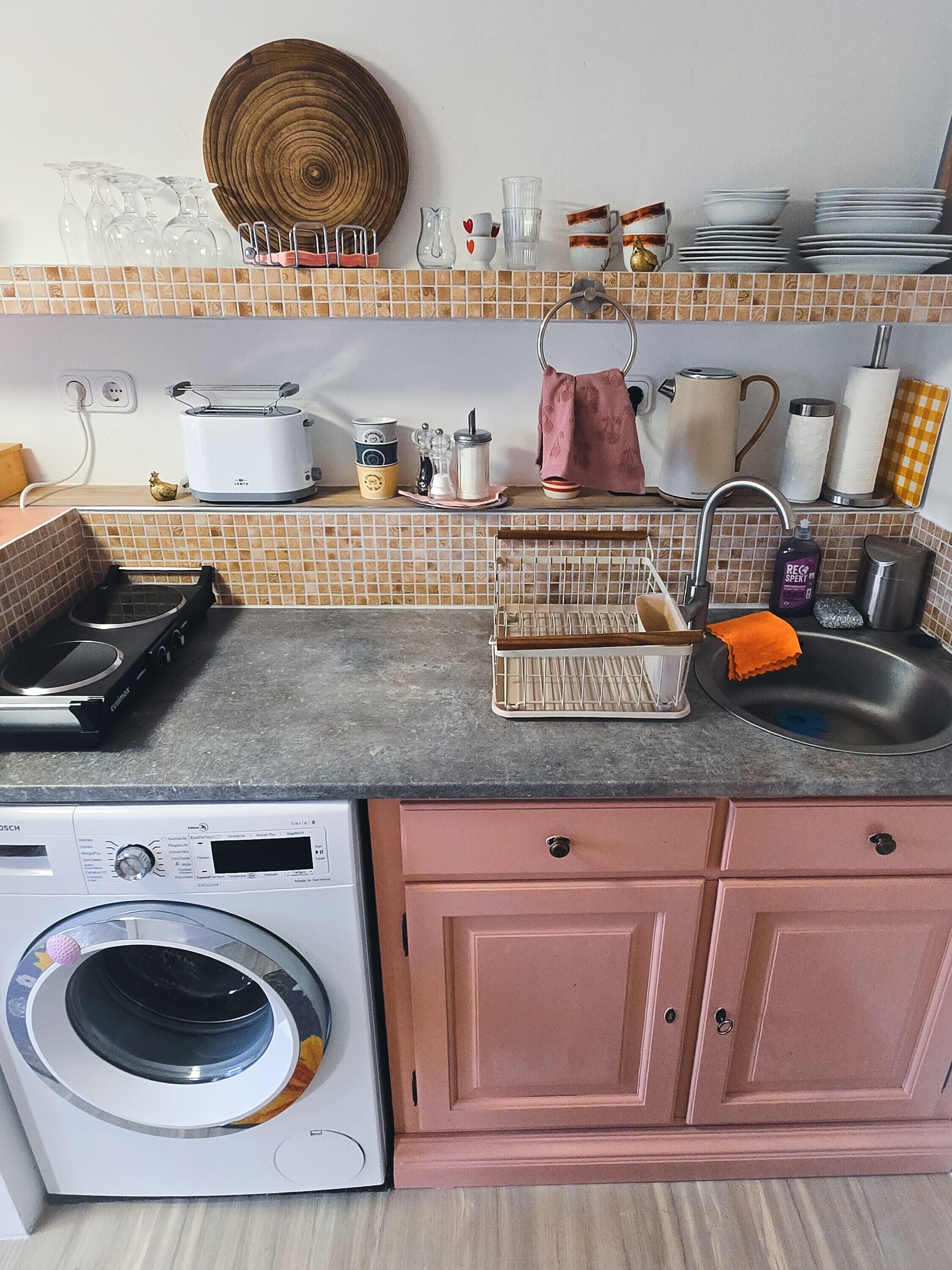 Jääkaappi, mikroaaltouuni, liesi, kahvin-/teenkeitin